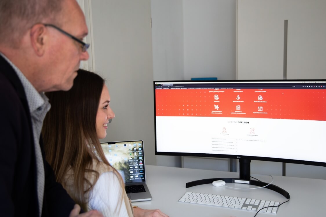 Horst Reimann und Sarina Schlittmeier beim Check einer Website